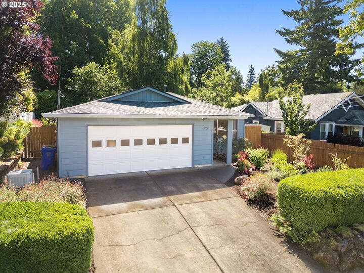 Property Photo:  4904 SE 36th Pl  OR 97202 