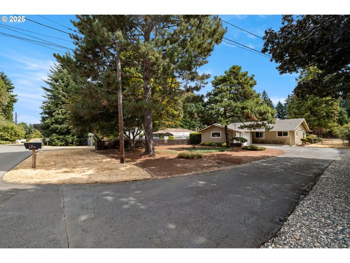 Property Photo: 5919 NW Garfield Ave WA 98663