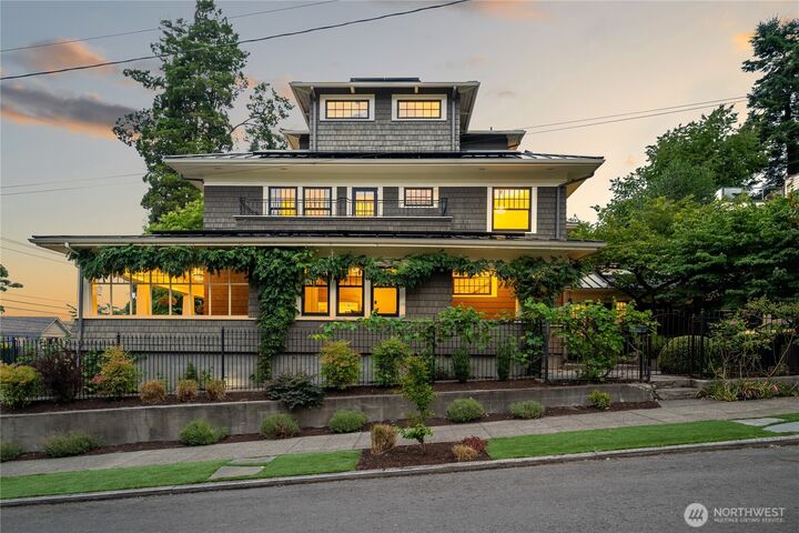 Property Photo:  1800  Federal Avenue E  WA 98102 