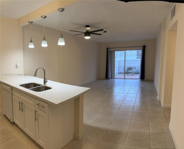 10900 SW 104th St 118  Miami FL 33176 photo