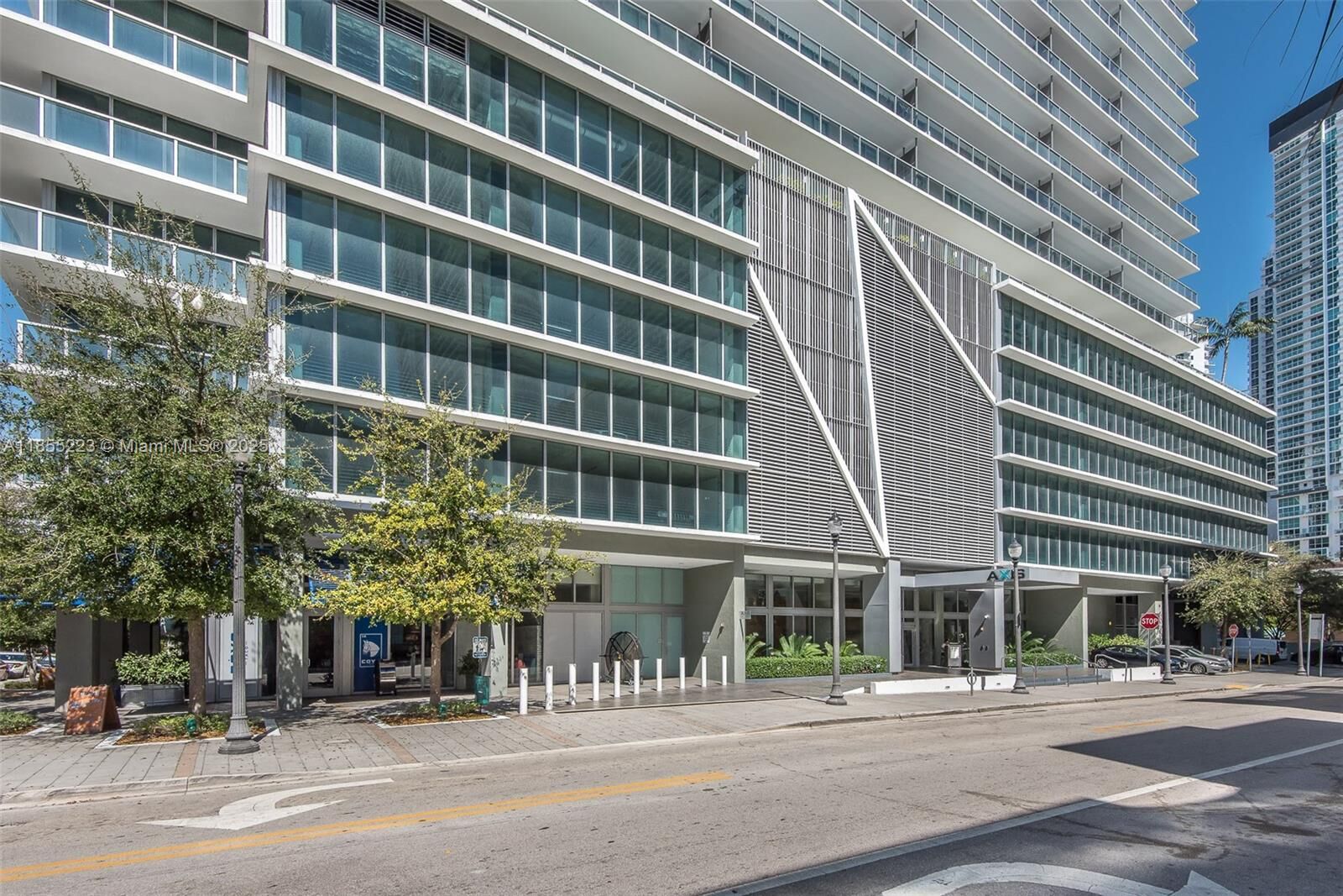 Property Photo:  79 SW 12th St 2404-S  FL 33130 