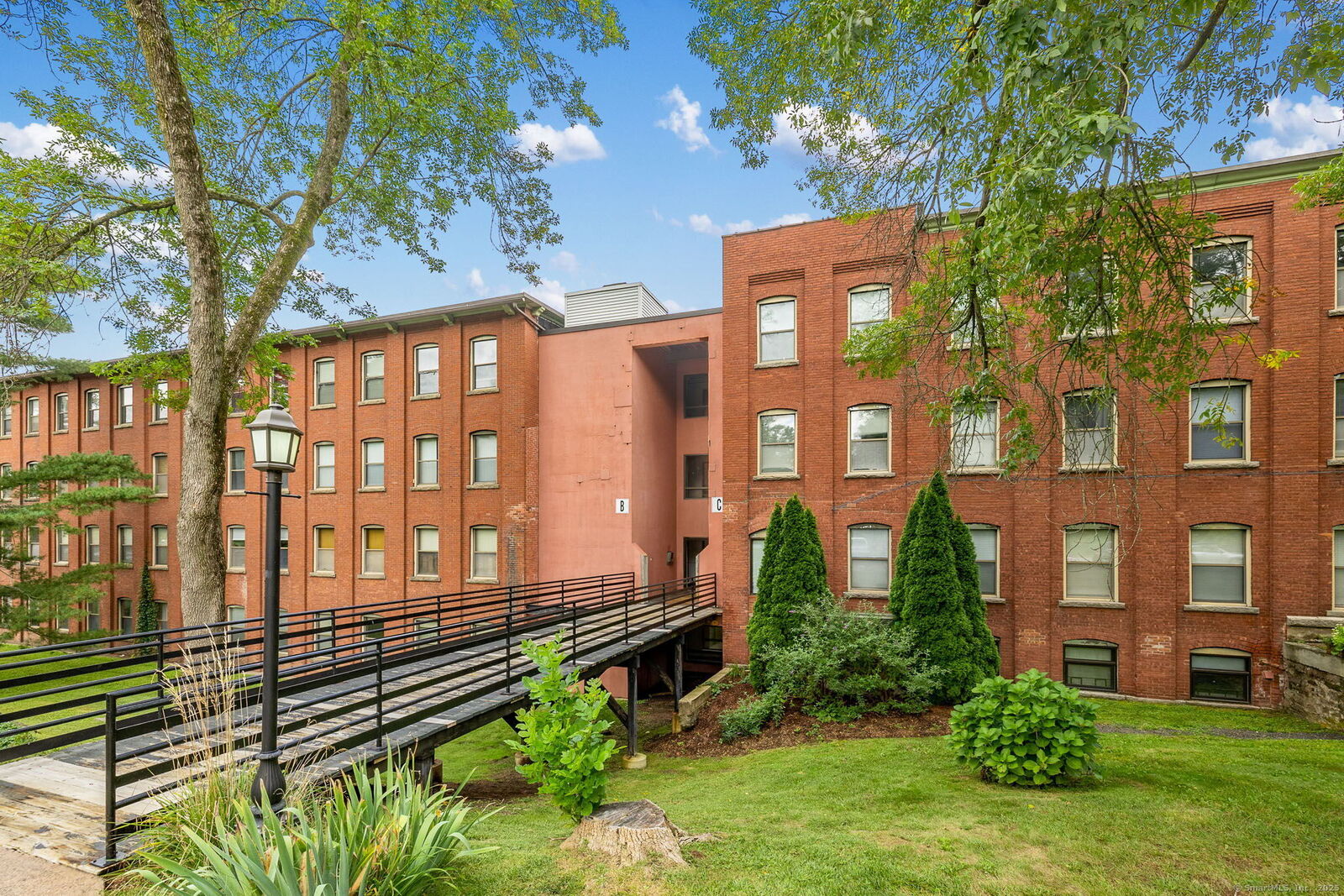 Property Photo:  222 Williams Street East Apt 322  CT 06033 