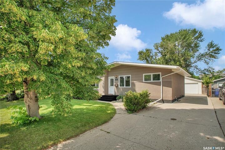 Property Photo:  26 Columbia Drive  SK S7K 1E5 