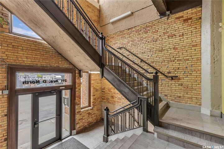 Property Photo:  211 D Avenue N 404  SK S7L 1M7 