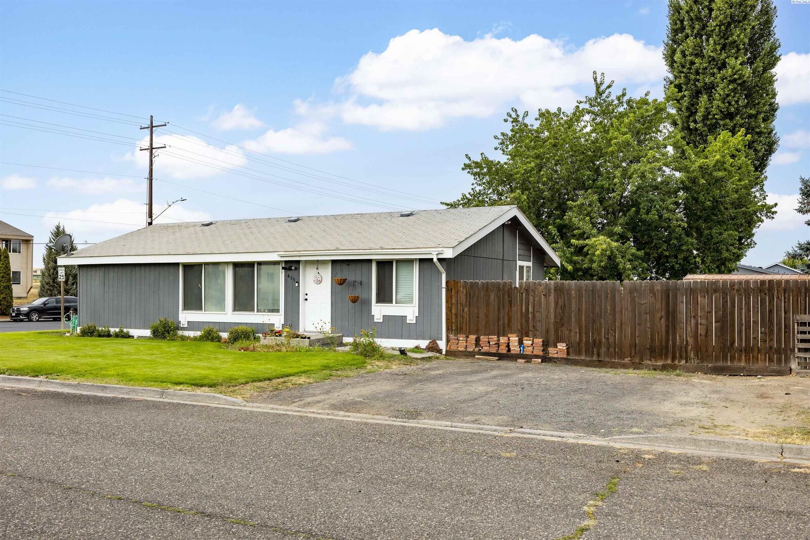 Property Photo:  411 N Ephrata Ave  WA 99326 