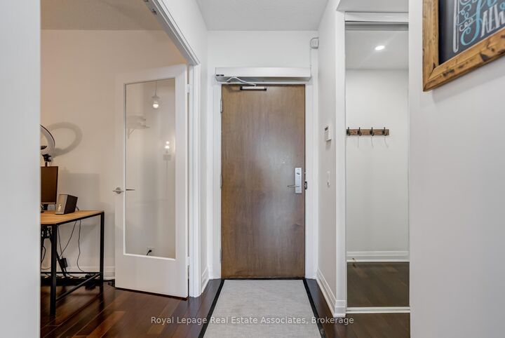 Property Photo: 1055 Southdown Road Lph09 ON L5J 0A3