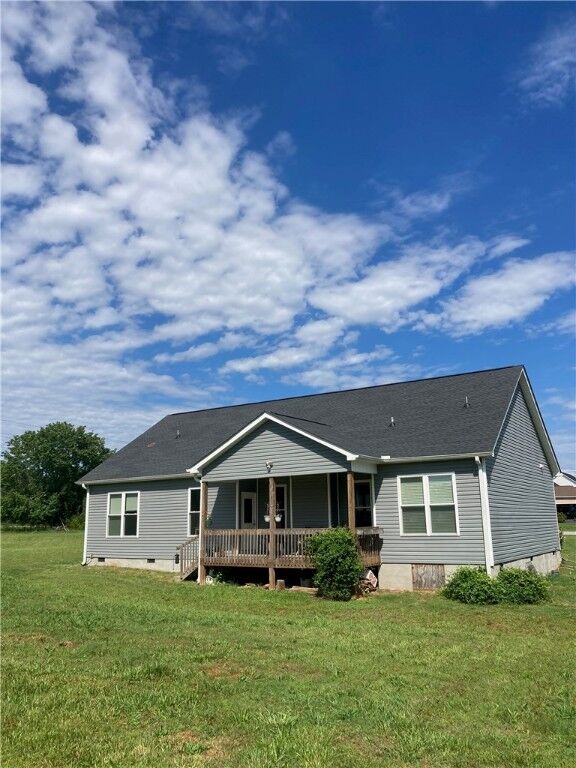 Property Photo: 1902 Queen Drive SC 29691