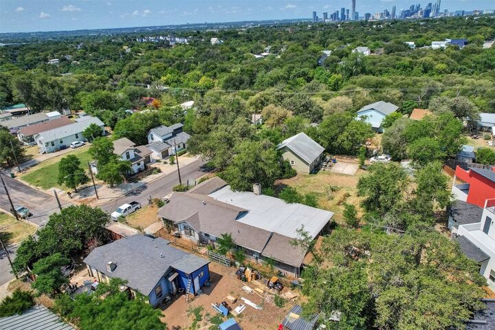 Property Photo: 3810 E 16th Street E TX 78721