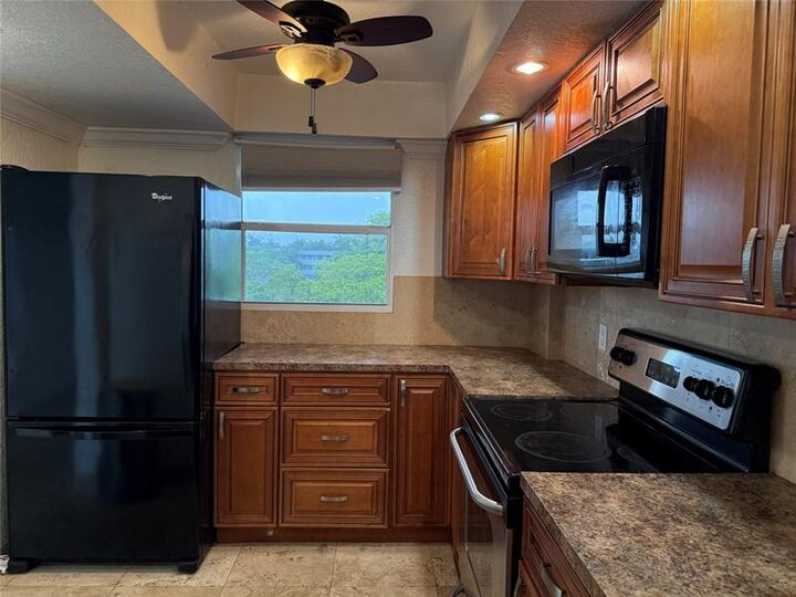 Property Photo: 109 Royal Park Dr 4 H FL 33309