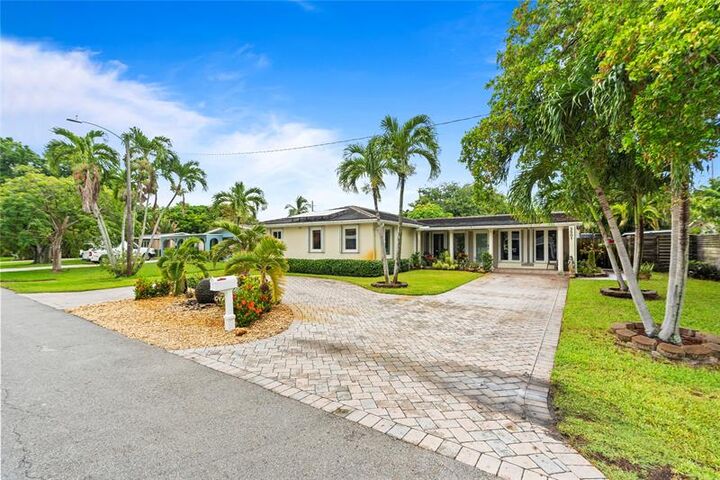 Property Photo: 2501 NW 8th Ave FL 33311