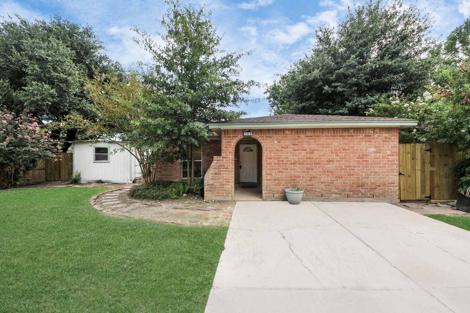 Property Photo:  1015 Stoneleigh Court  TX 77375 