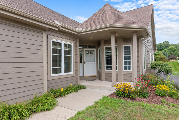 Property Photo:  2825 Glen Ivy Dr  WI 53090 