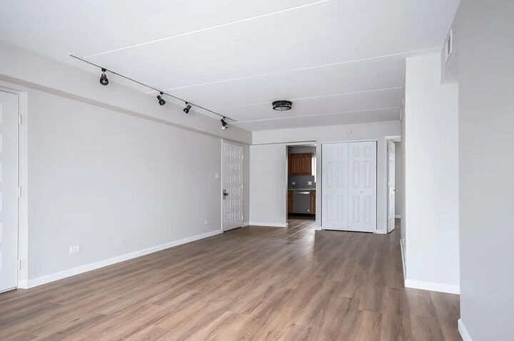 Property Photo: 6040 Lake Bluff Drive 402 IL 60477