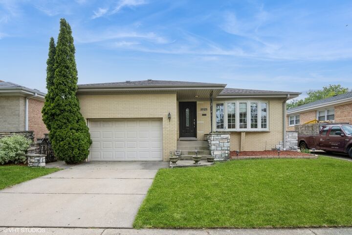 Property Photo: 6846 N Dowagiac Avenue IL 60646