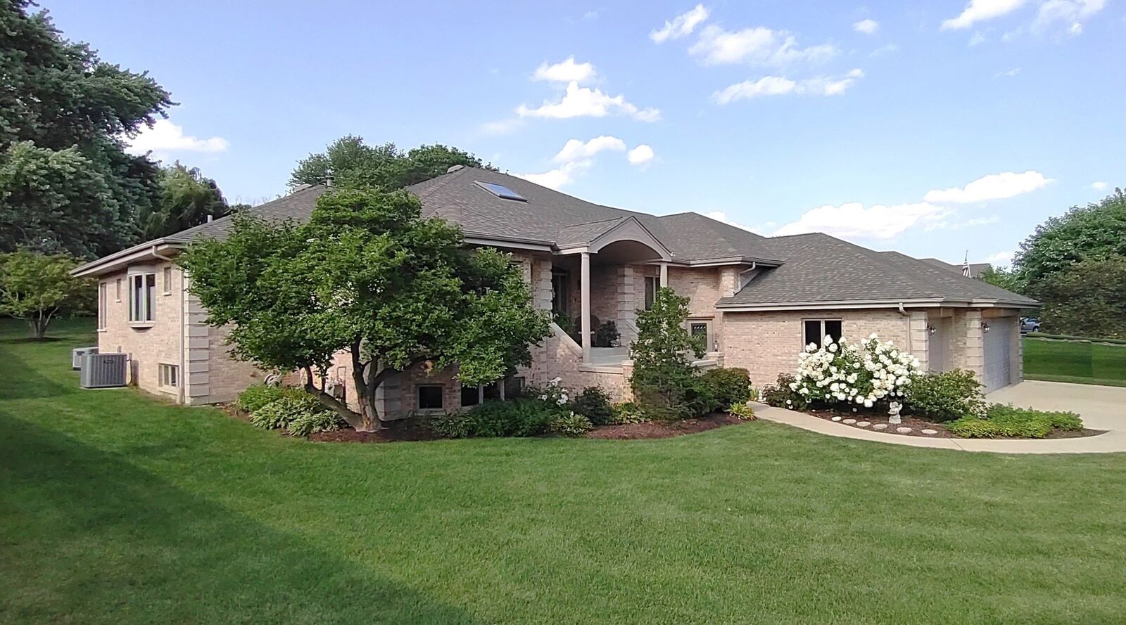 Property Photo:  426 E Niagara Avenue  IL 60193 