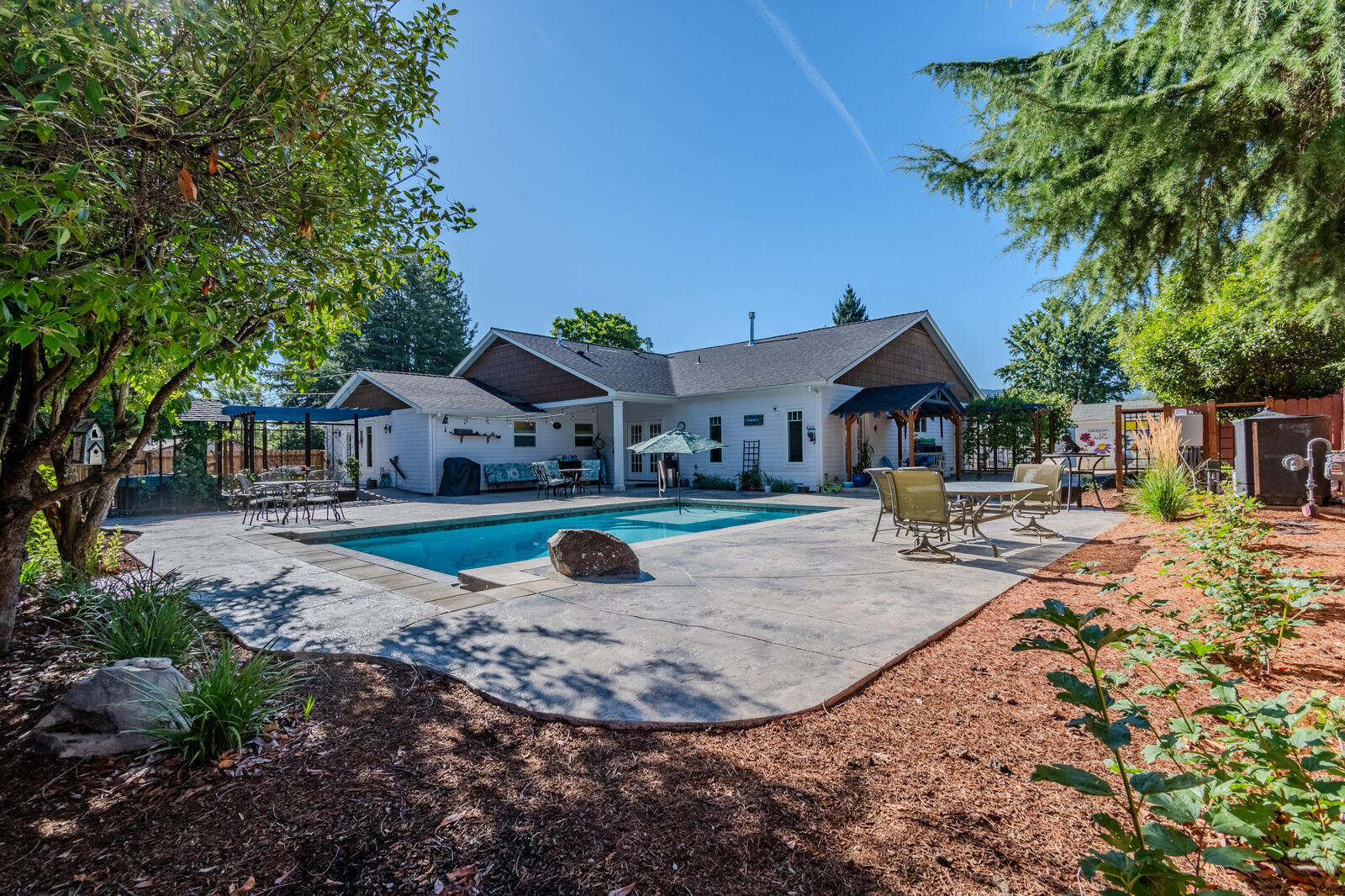 Property Photo:  2204 Meals Drive  OR 97501 