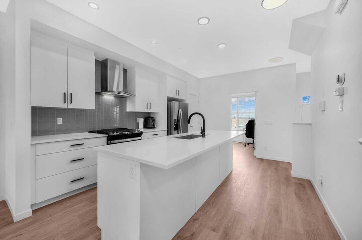 132 Hotchkiss Gate SE  Calgary AB T3S 0G1 photo