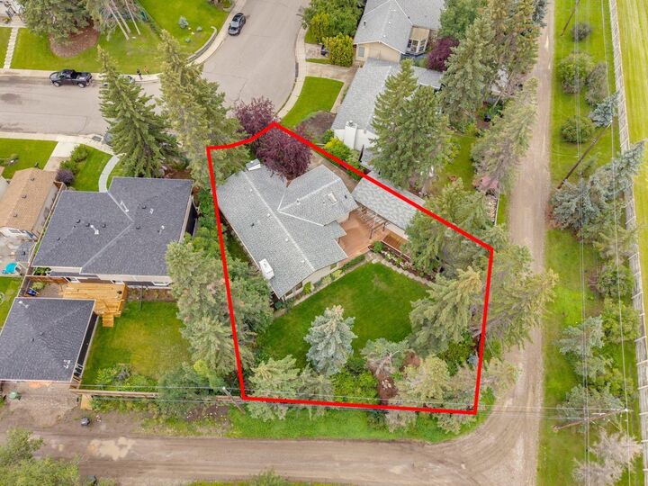 Property Photo:  5624 Ladbrooke Drive SW  AB T3E 5X8 