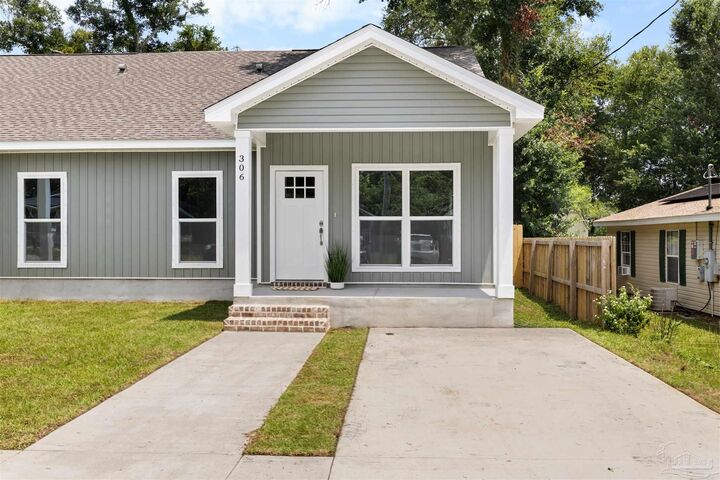 Property Photo: 306 N E St FL 32501
