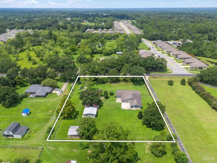 Property Photo: 10050 Beulah Rd FL 32526