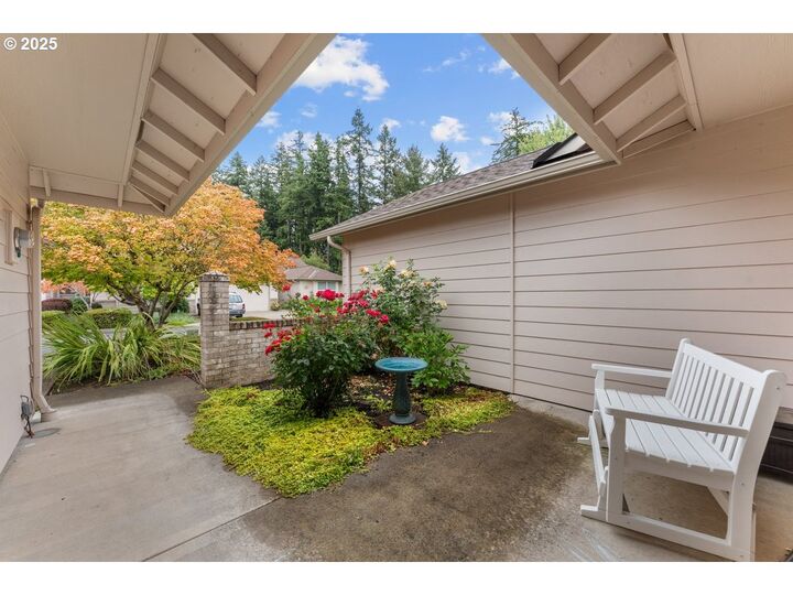 Property Photo:  323 NE Fircrest Pl  OR 97128