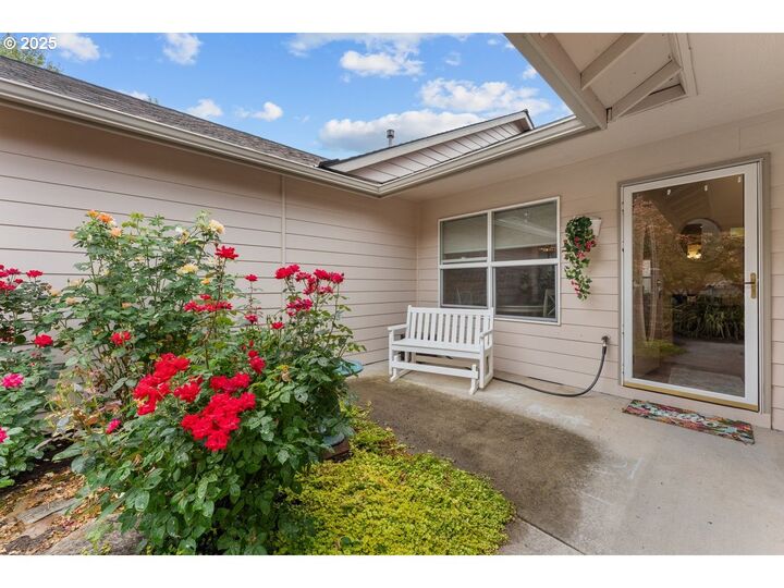 Property Photo:  323 NE Fircrest Pl  OR 97128 