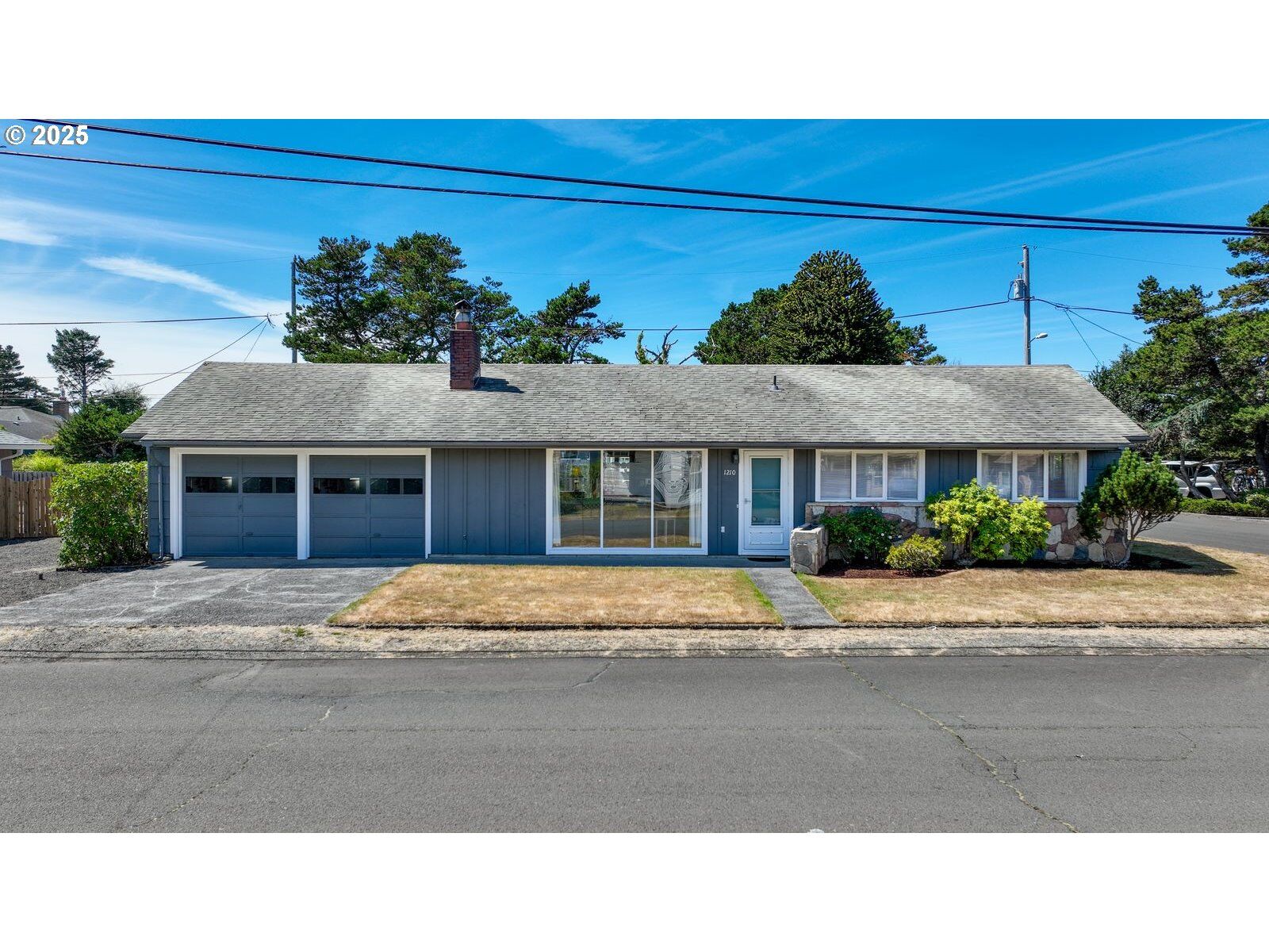 Property Photo:  1210 S Downing St  OR 97138 