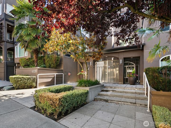 Property Photo:  1029  Belmont Avenue E 305  WA 98102 