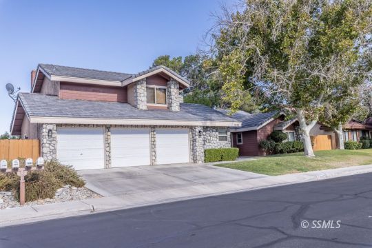 Property Photo: 1040 Meadowview Ln CA 93555