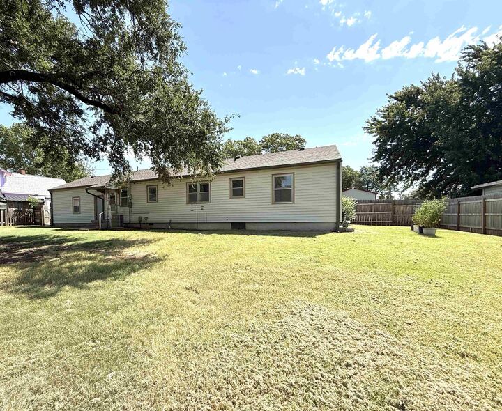 Property Photo:  416 N Pennsylvania  KS 67003 