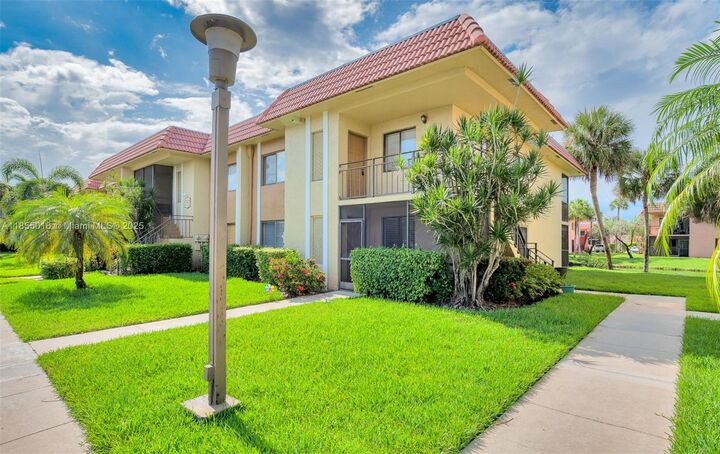 Property Photo: 305 Lakeview Dr 104 FL 33326