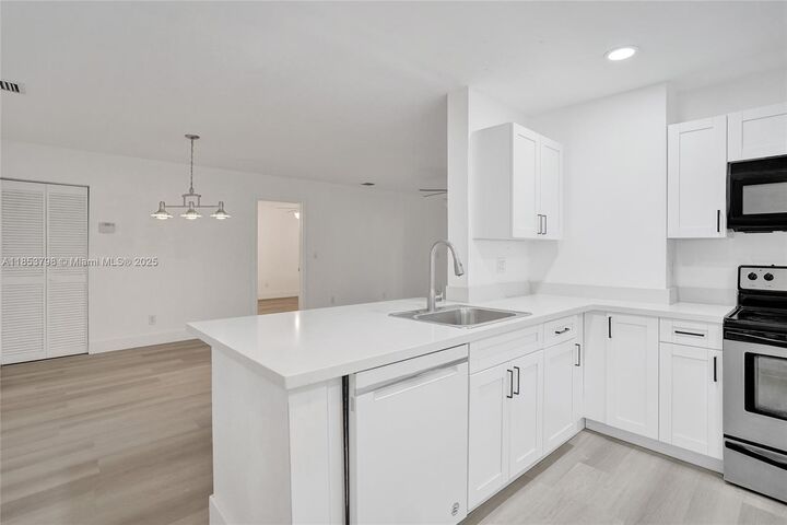 Property Photo: 3633 NW 94th Ave 7G FL 33351