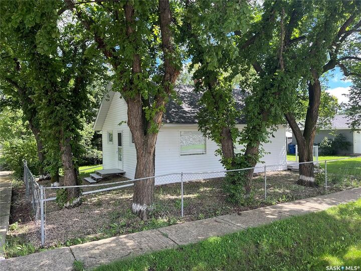 Property Photo: 103 4th Avenue E SK S0H 2K0