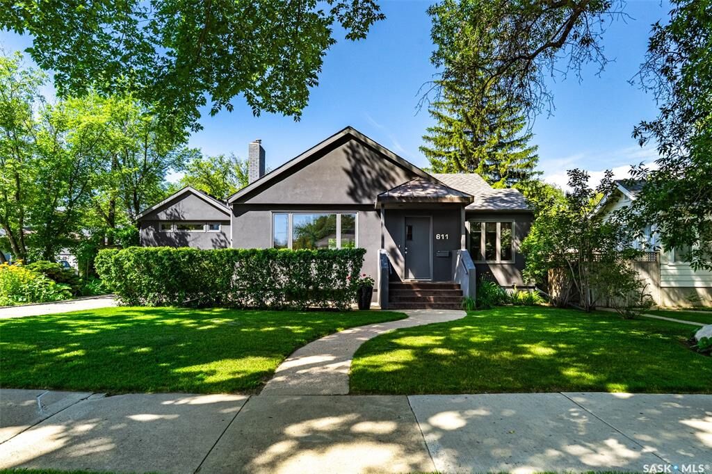 Property Photo: 611 8th Avenue N SK S7K 2W7