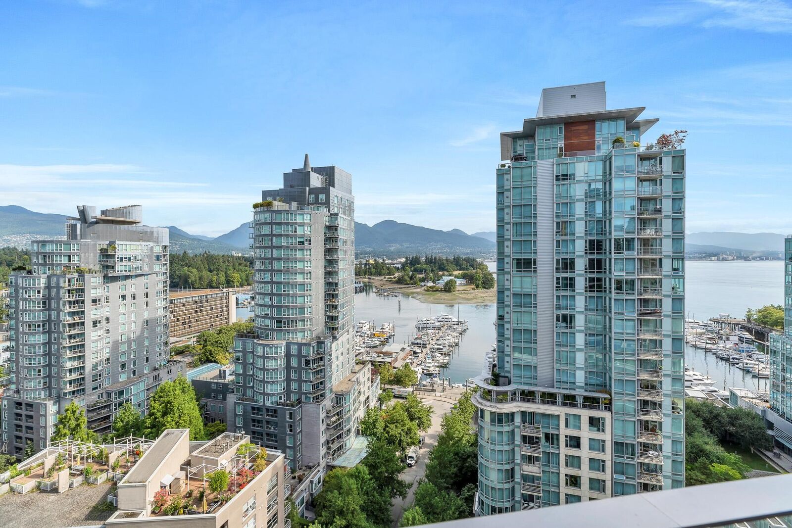 Property Photo: 1499 W Pender Street 1601 BC V6G 0A7