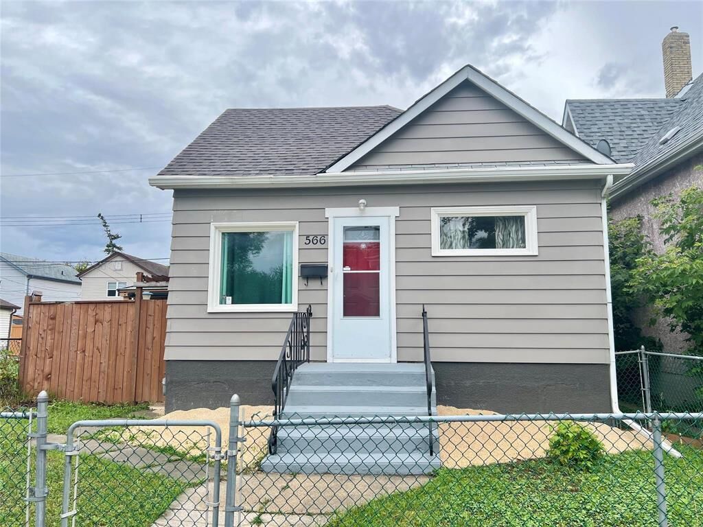 Property Photo: 566 Burrows Avenue MB R2W 2A6