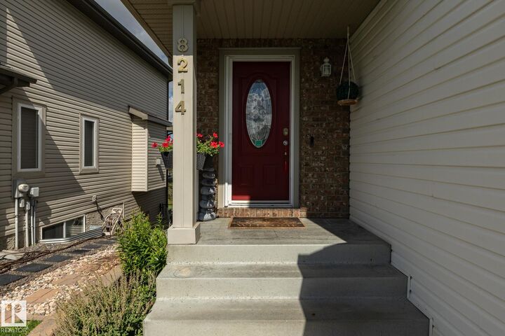 Photo de la propriété: 8214 6 Avenue SW AB T6X 1L6