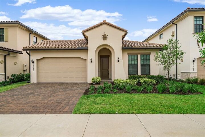 Property Photo: 11785 S Waterway Cir FL 33076