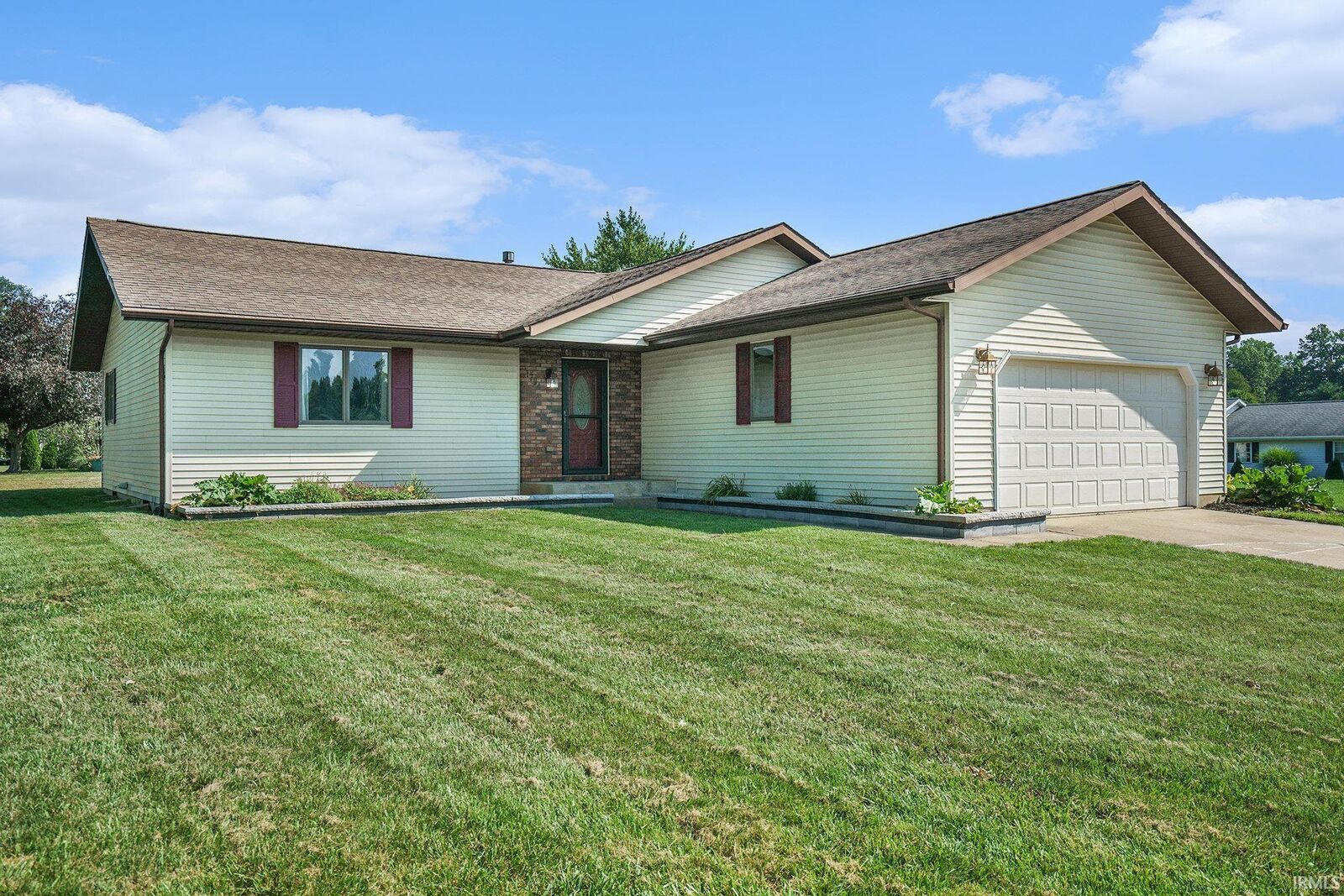 Property Photo: 1794 E Springfield Drive IN 46582-7007