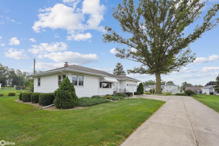 Property Photo:  909 1/2 E South Street  IA 50158 