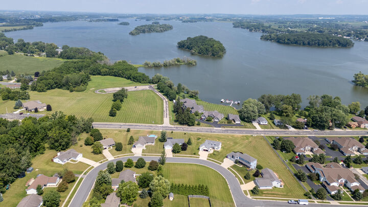 Property Photo: 535 Island View Cir WI 53034