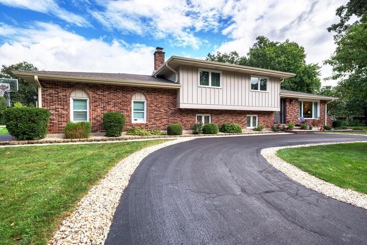 Property Photo: 329 Montclare Lane IL 60191