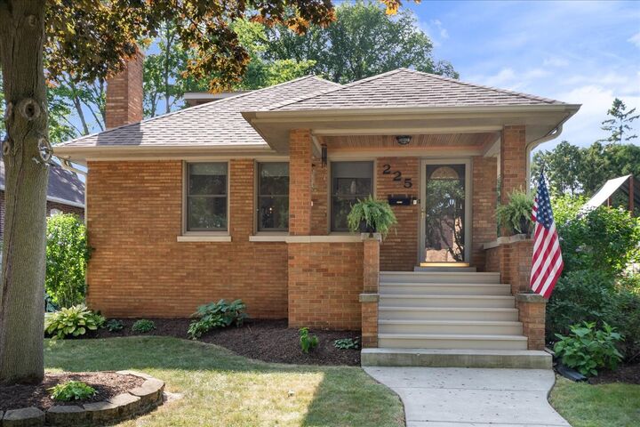 Property Photo: 225 16th Street IL 60091