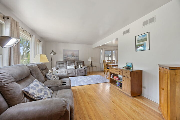 Property Photo:  1409 S William Street  IL 60559 