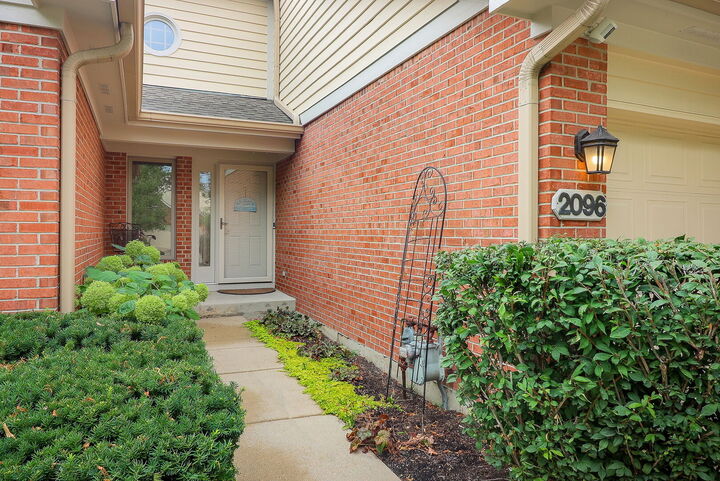Property Photo:  2096 Hallmark Court  IL 60187 