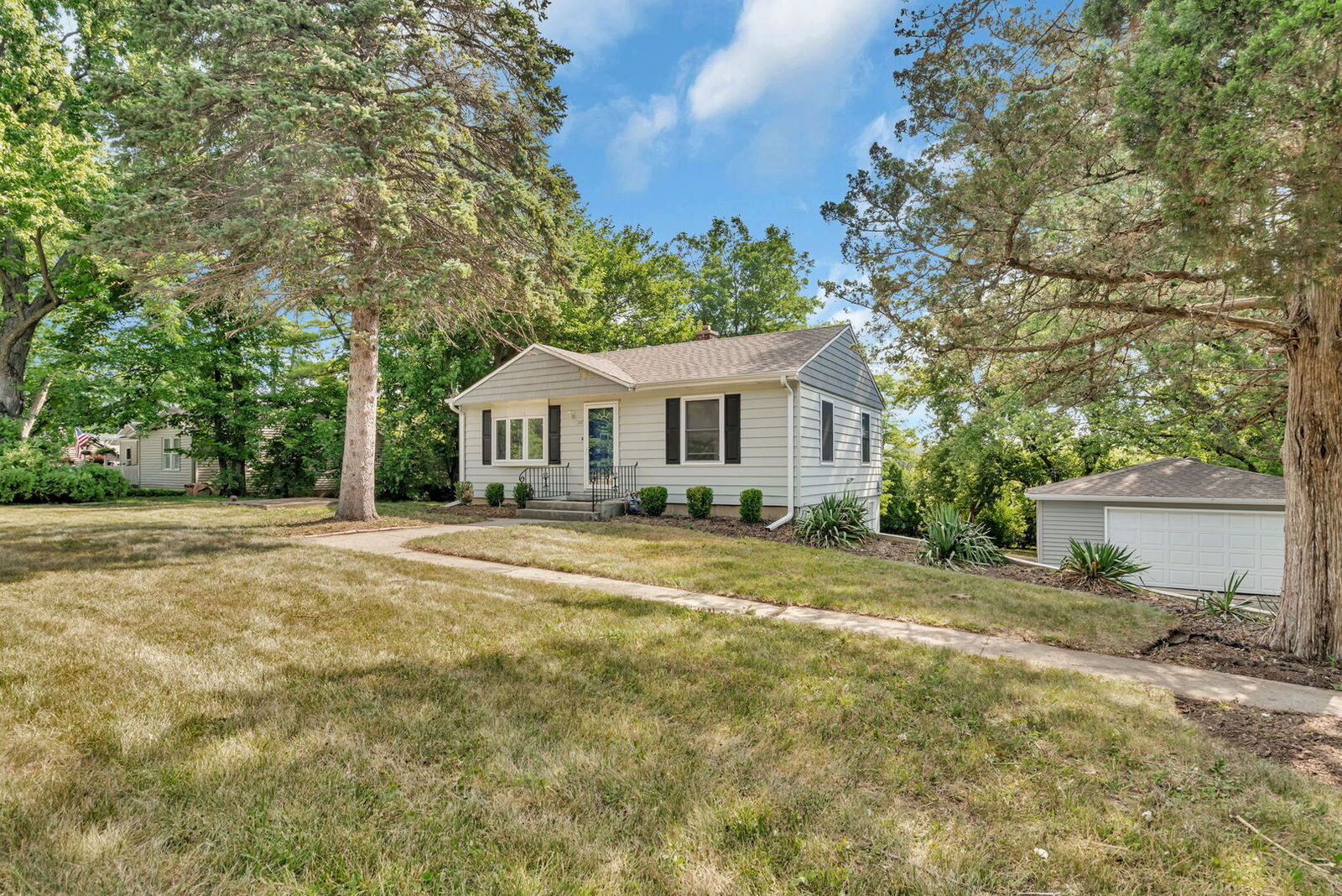Property Photo: 1107 S Hough Street S IL 60010