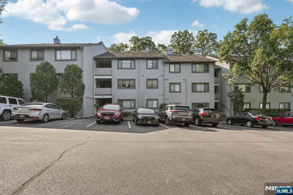 Property Photo:  312 Cypress Court 2  NJ 07446 