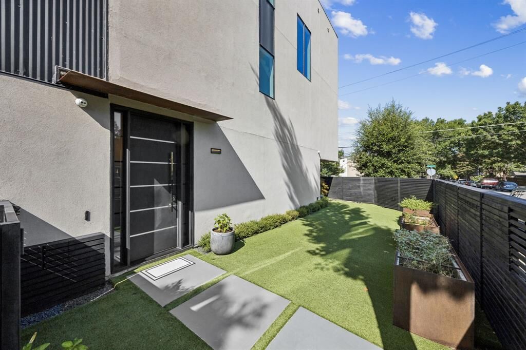 Property Photo: 3229 Lee Street TX 75205