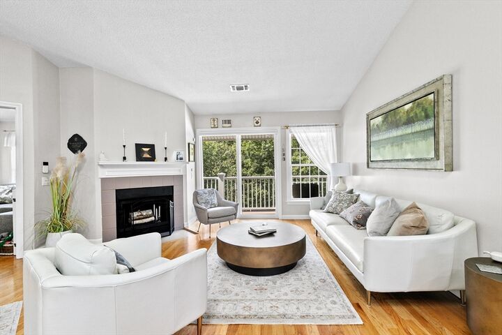 Property Photo:  86 Bradford Commons Ln 86  MA 02184 