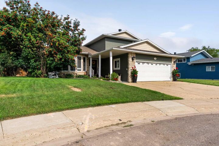 Property Photo:  125 Whiteoak Garden  AB T9K 1A7 
